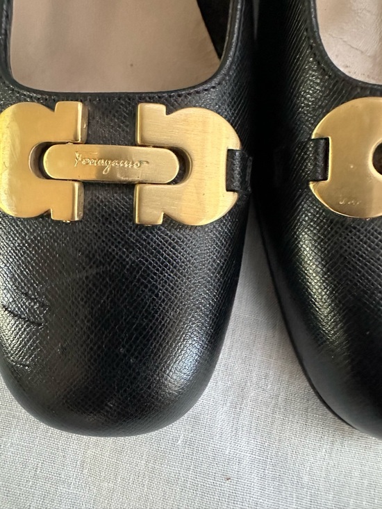 Salvatore Ferragamo Boutique Black Leather Pumps Size 8C Gold Gancini Italy - Picture 6 of 15